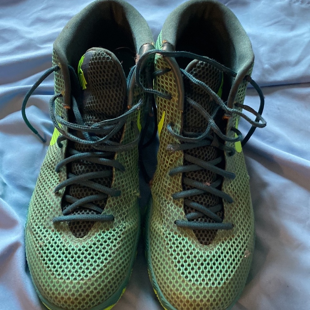 Kyrie Irving men’s high top basketball shoes worn a dozen times.